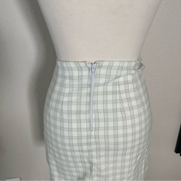 Brandy Melville Cara Skirt - Picture 3 of 5